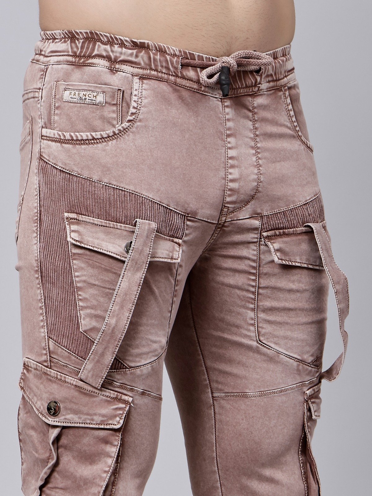 Una sala de estar con un sofá blanco y una ventana redonda